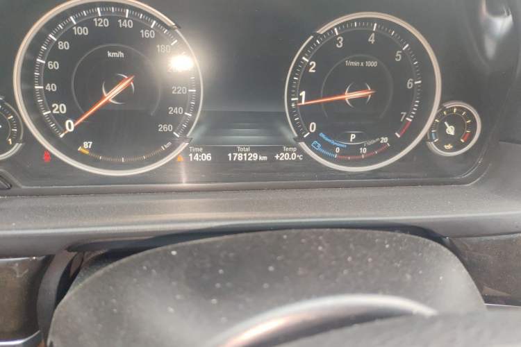 Used BMW 5 Series 2014 525Li Leading Model Odometer Close Up