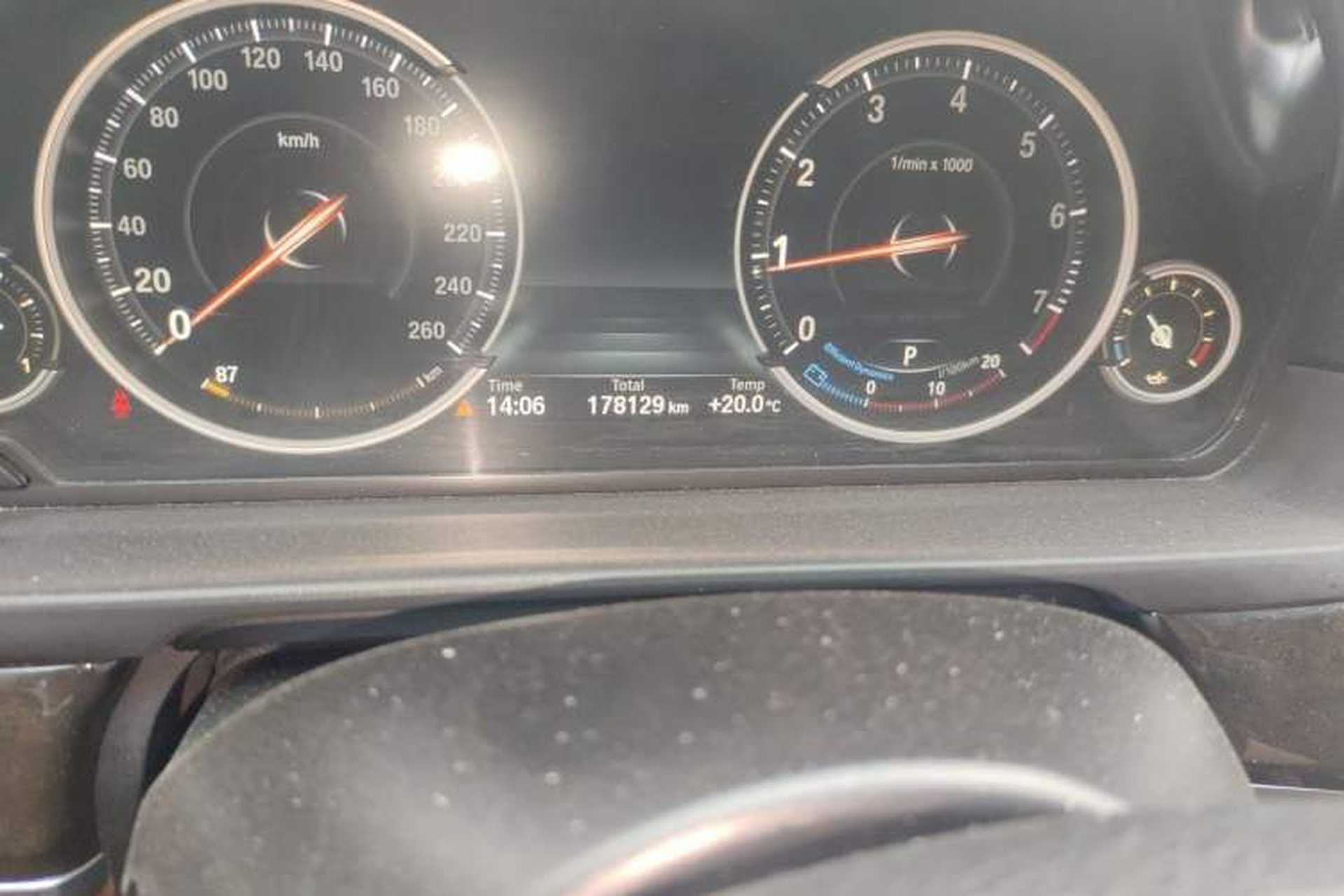 Used BMW 5 Series 2014 525Li Leading Model Odometer Close Up