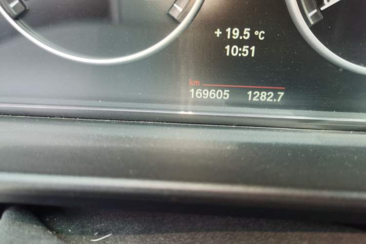 Used BMW 5 Series 2014 525Li Leading Model Odometer Close Up