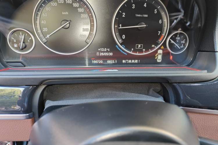 Used BMW 5 Series 2014 520Li Elegant Model Odometer Close Up