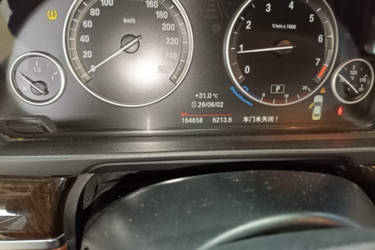 Used BMW 5 Series 2014 525Li Leading Model Odometer Close Up