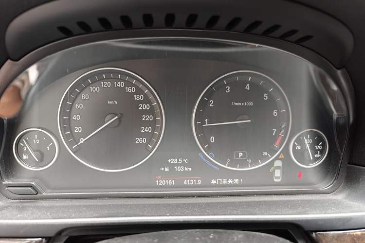 Used BMW 5 Series 2014 525Li Leading Model Odometer Close Up