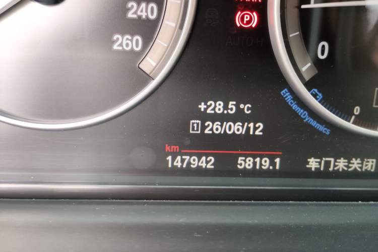 Used BMW 5 Series 2014 525Li Leading Model Odometer Close Up