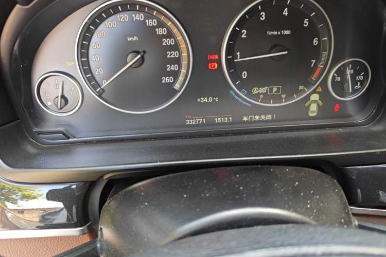Used BMW 5 Series 2014 520Li Elegant Model Odometer Close Up