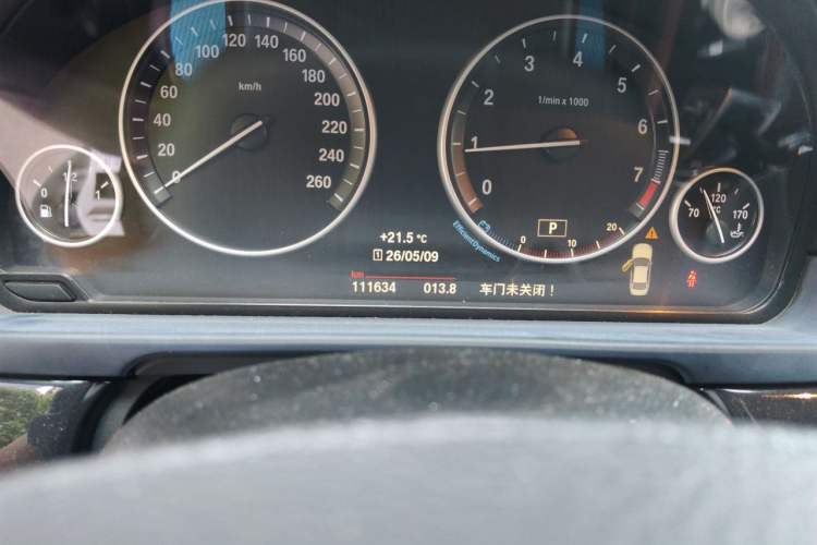 Used BMW 5 Series 2014 520Li Elegant Model Odometer Close Up