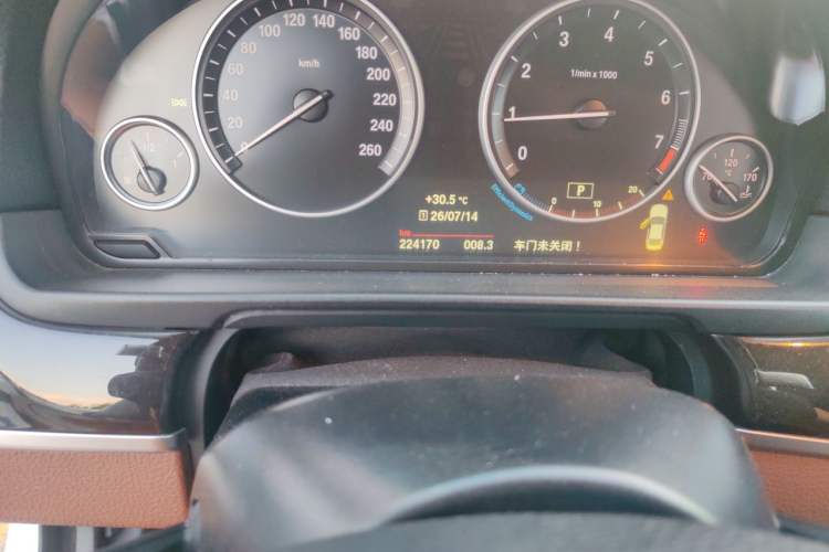 Used BMW 5 Series 2014 525Li Leading Model Odometer Close Up