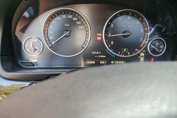 Used BMW 5 Series 2014 525Li Leading Model Odometer Close Up