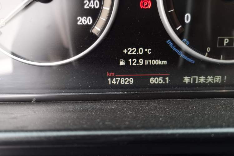 Used BMW 5 Series 2014 525Li Leading Model Odometer Close Up