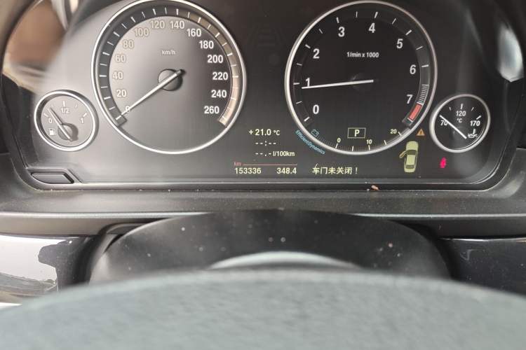 Used BMW 5 Series 2014 520Li Elegant Model Odometer Close Up
