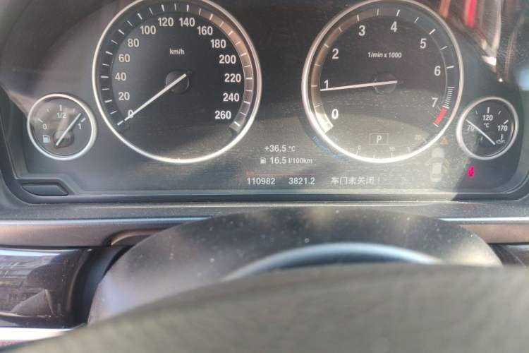 Used BMW 5 Series 2014 528Li Leading Model Odometer Close Up