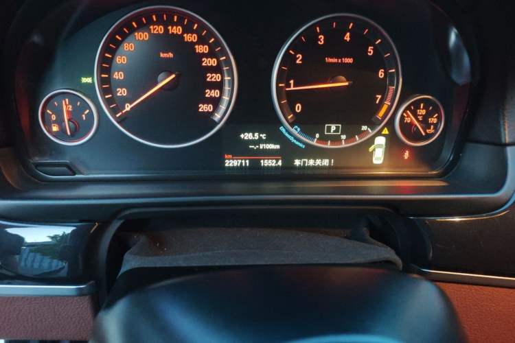 Used BMW 5 Series 2014 520Li Elegant Model Odometer Close Up