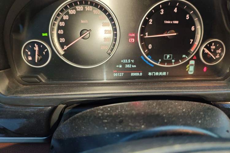 Used BMW 5 Series 2014 520Li Elegant Model Odometer Close Up