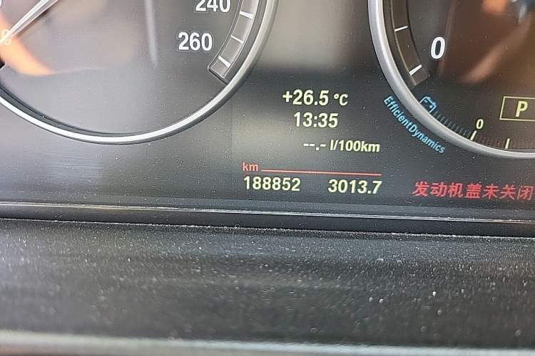 Used BMW 5 Series 2014 520Li Elegant Model Odometer Close Up