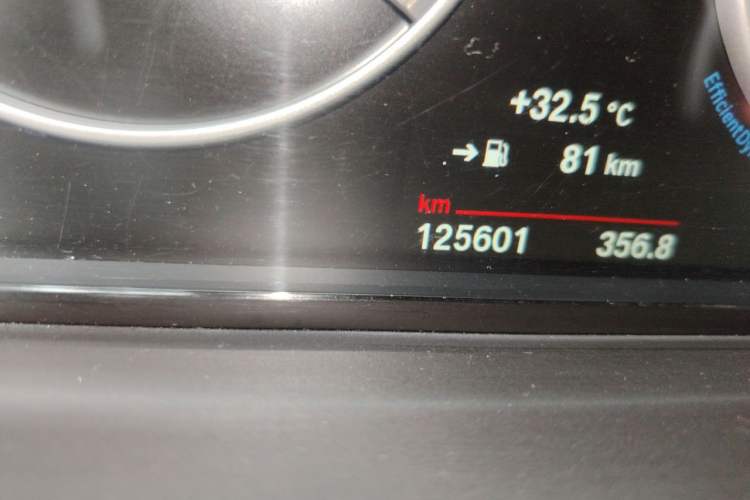 Used BMW 5 Series 2014 525Li Leading Model Odometer Close Up