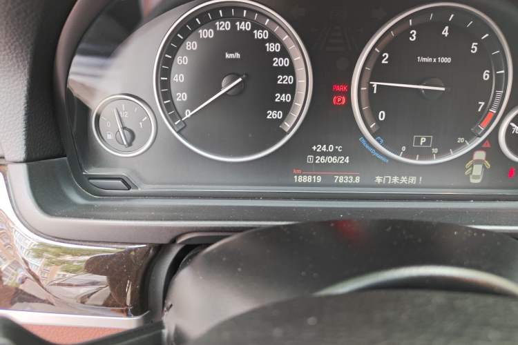 Used BMW 5 Series 2014 528Li Leading Model Odometer Close Up