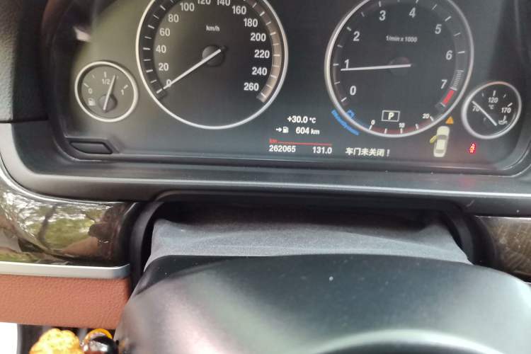 Used BMW 5 Series 2014 525Li Leading Model Odometer Close Up