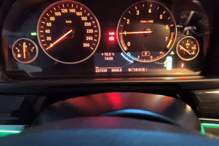 Used BMW 5 Series 2014 525Li Luxury Design Package Odometer Close Up