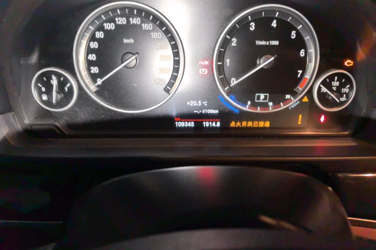 Used BMW 5 Series 2014 520Li Elegant Model Odometer Close Up