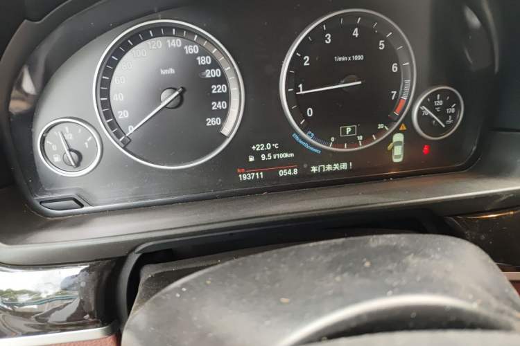 Used BMW 5 Series 2014 525Li Leading Model Odometer Close Up