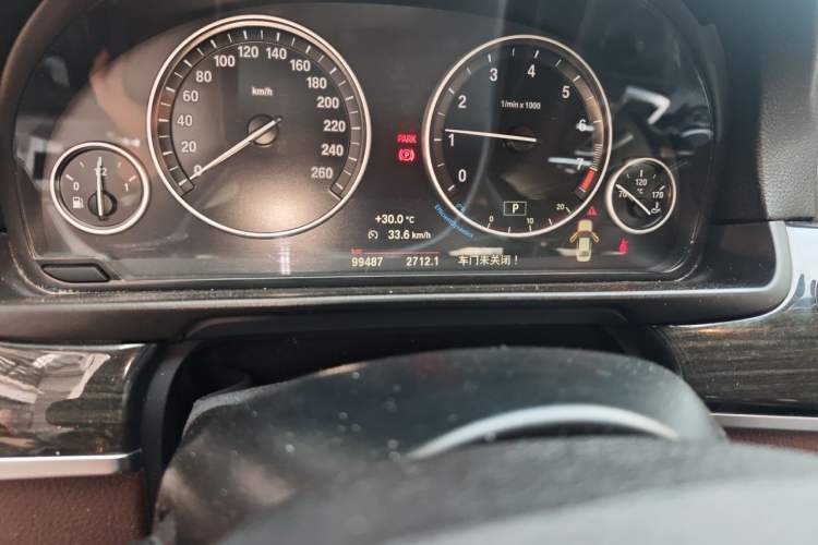 Used BMW 5 Series 2014 525Li Luxury Design Package Odometer Close Up