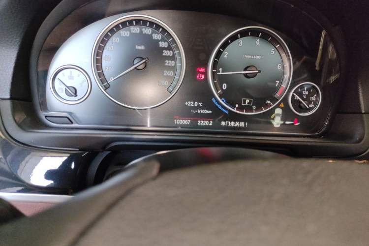 Used BMW 5 Series 2014 520Li Elegant Model Odometer Close Up
