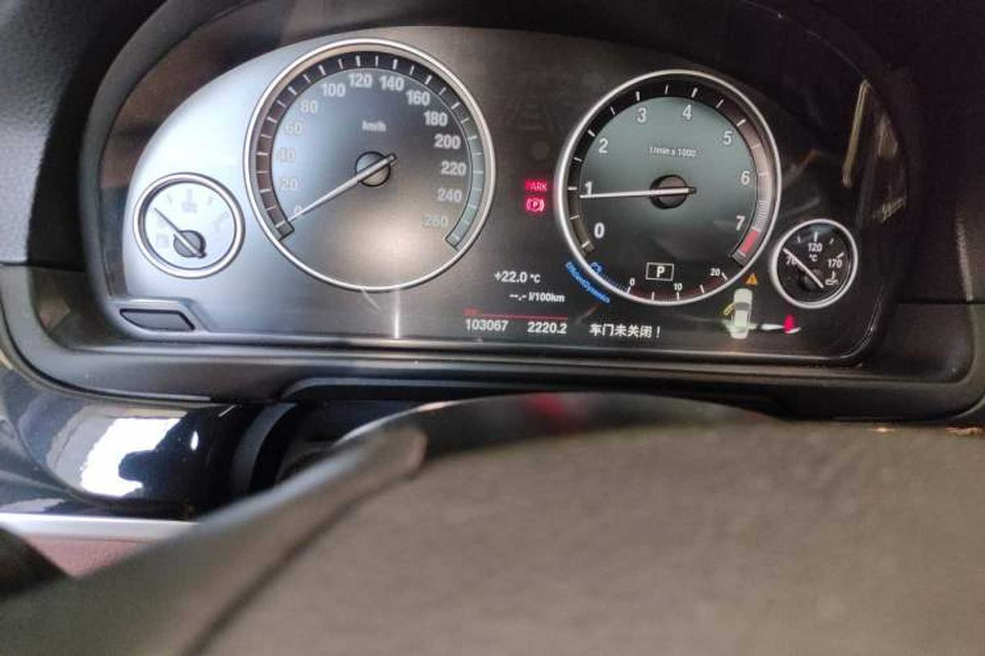 Used BMW 5 Series 2014 520Li Elegant Model Odometer Close Up