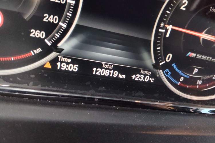 Used BMW 5 Series 2014 520Li Elegant Model Odometer Close Up