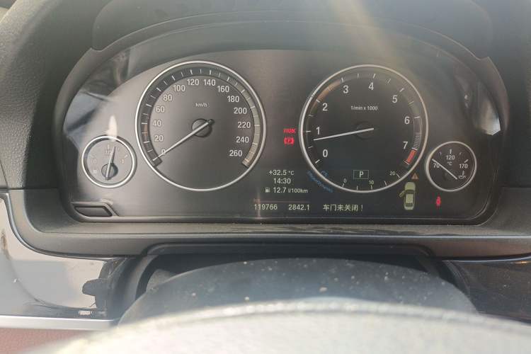 Used BMW 5 Series 2014 520i Elegant Edition Odometer Close Up