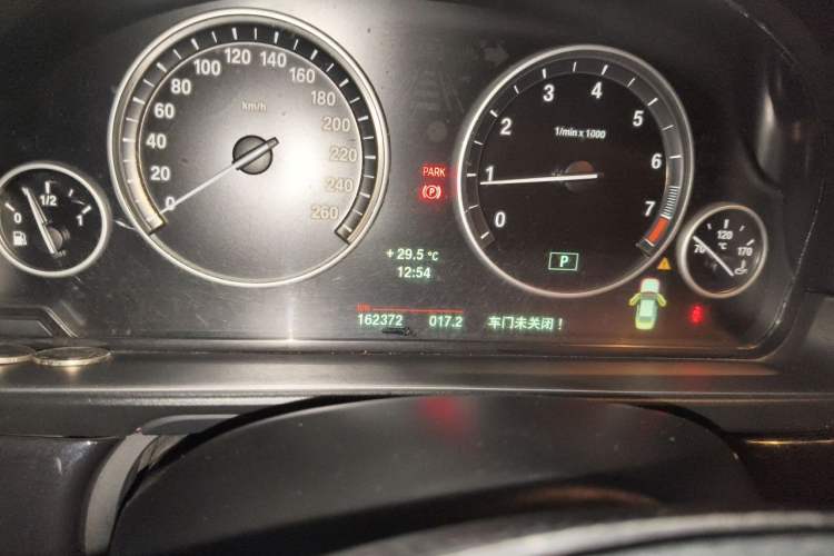 Used BMW 5 Series 2014 520Li Elegant Model Odometer Close Up