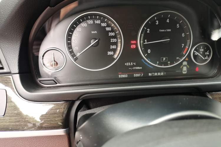Used BMW 5 Series 2014 525Li Luxury Design Package Odometer Close Up