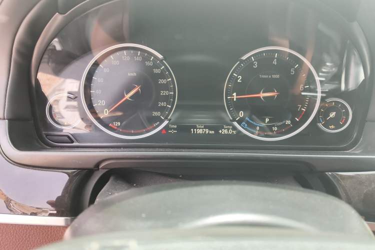 Used BMW 5 Series 2014 525Li Leading Model Odometer Close Up
