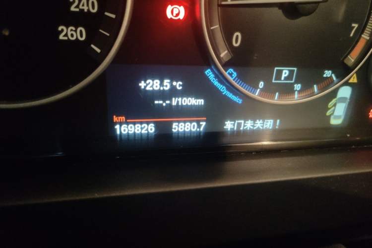 Used BMW 5 Series 2014 525Li Leading Model Odometer Close Up