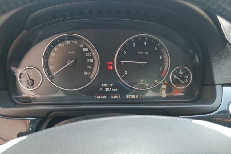 Used BMW 5 Series 2014 520Li Elegant Model Odometer Close Up