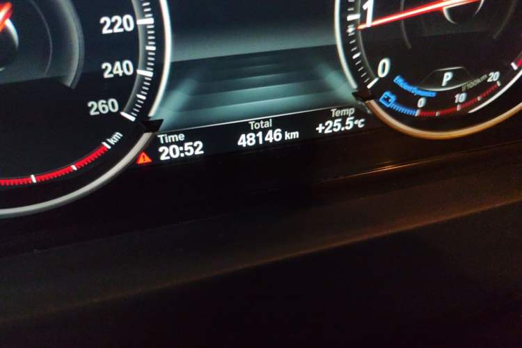 Used BMW 5 Series 2014 528Li Leading Model Odometer Close Up