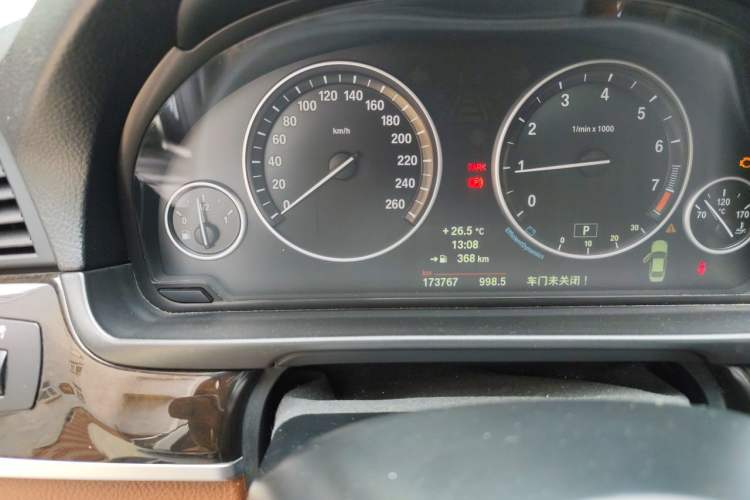 Used BMW 5 Series 2014 525Li Leading Model Odometer Close Up