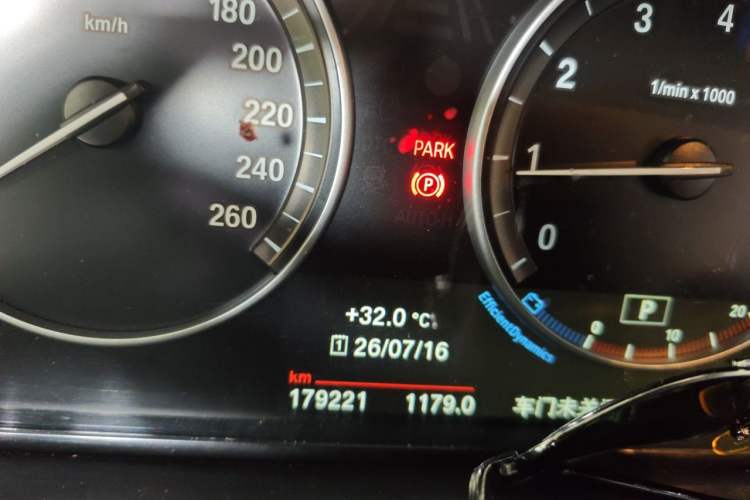 Used BMW 5 Series 2014 525Li Luxury Design Package Odometer Close Up