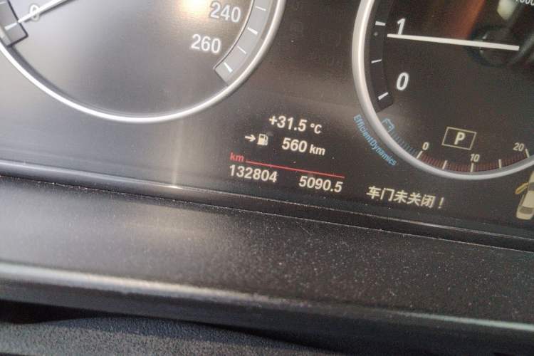 Used BMW 5 Series 2014 520Li Elegant Model Odometer Close Up