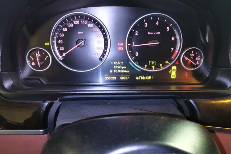 Used BMW 5 Series 2014 528Li Leading Model Odometer Close Up