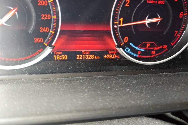 Used BMW 5 Series 2014 528Li Leading Model Odometer Close Up