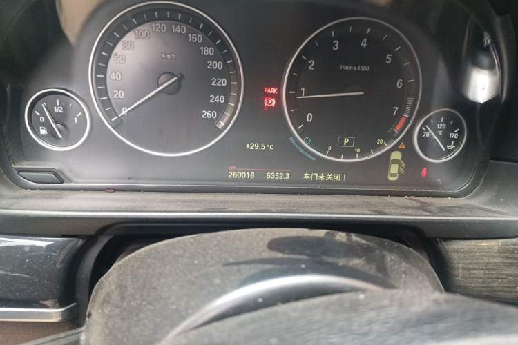 Used BMW 5 Series 2014 525Li Luxury Design Package Odometer Close Up