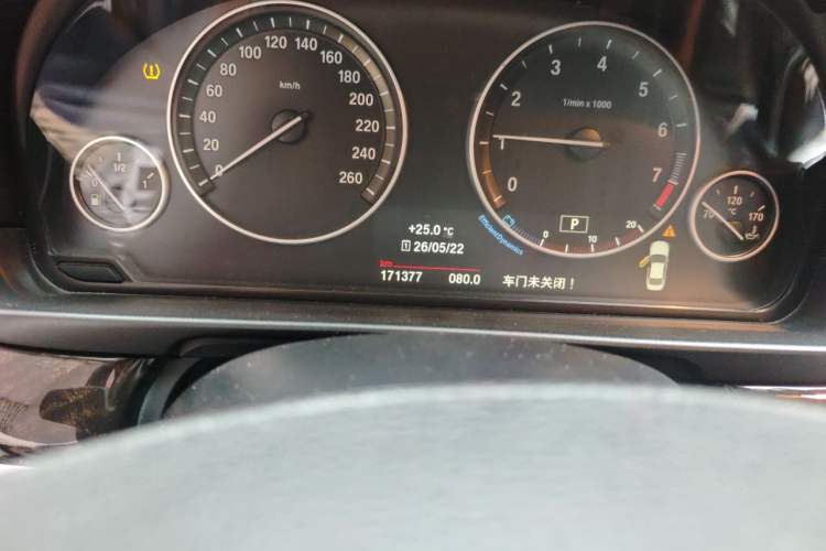 Used BMW 5 Series 2014 525Li Leading Model Odometer Close Up