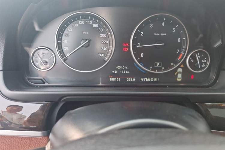 Used BMW 5 Series 2014 528Li Leading Model Odometer Close Up