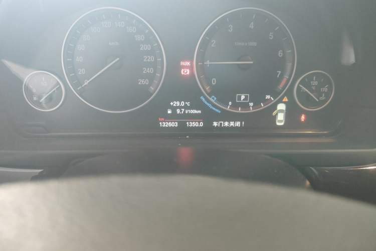 Used BMW 5 Series 2014 525Li Leading Model Odometer Close Up