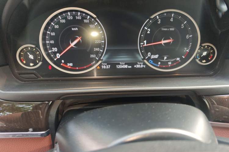 Used BMW 5 Series 2014 525Li Leading Model Odometer Close Up
