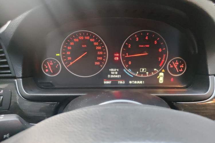 Used BMW 5 Series 2014 525Li Luxury Design Package Odometer Close Up