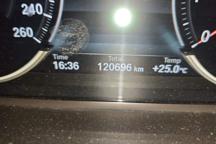 Used BMW 5 Series 2014 525Li Leading Model Odometer Close Up