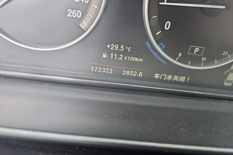Used BMW 5 Series 2014 525Li Leading Model Odometer Close Up