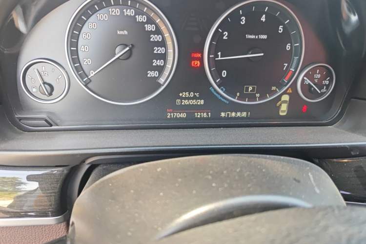 Used BMW 5 Series 2014 525Li Luxury Design Package Odometer Close Up