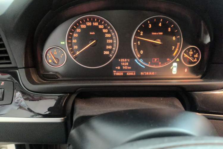 Used BMW 5 Series 2014 520Li Elegant Model Odometer Close Up