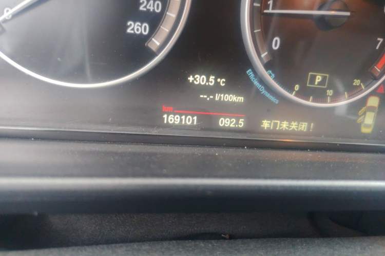 Used BMW 5 Series 2014 525Li Luxury Design Package Odometer Close Up